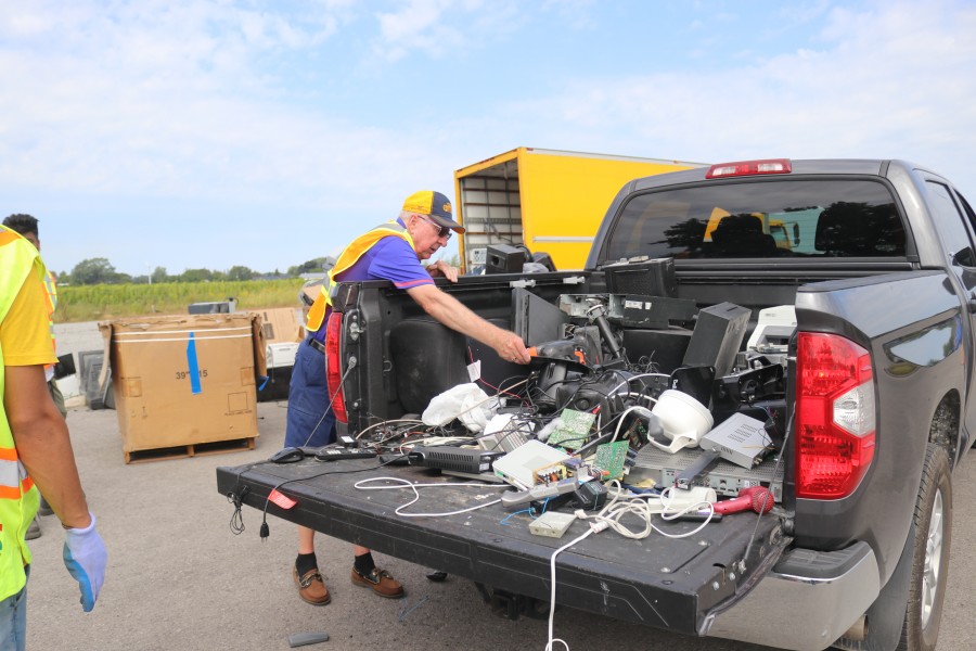 Rudy Hollemans' truck full of electronic waste. (Dariya Baiguzhiyeva/Niagara Now)