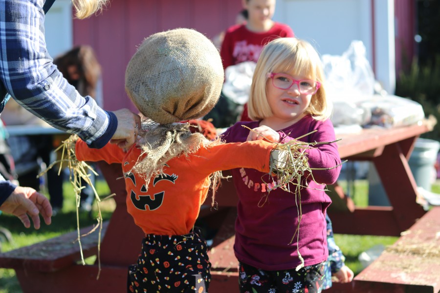 Lennon Farri helps make a scarecrow. (Dariya Baiguzhiyeva/Niagara Now)