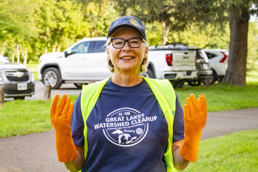 Jeannie Manning of the NOTL Rotary Club wearing her Great Lakes Watershed Cleanup shirt at the event. (Evan Saunders)