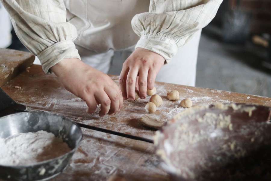 Sam Challen makes snickerdoodles, a type of traditional sugar cookie. (Dariya Baiguzhiyeva/Niagara Now)