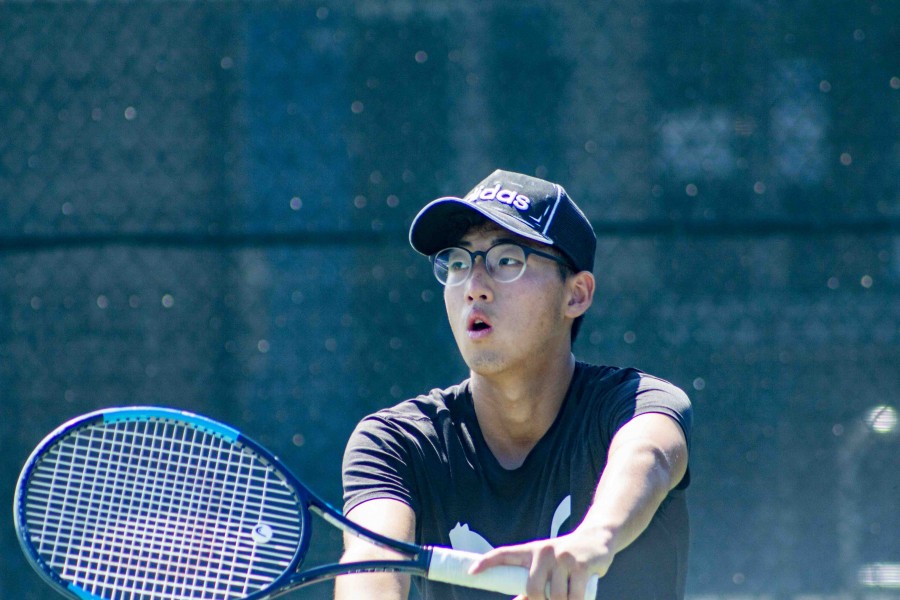 Felix Jeong, A consolation champion, serves his team to victory. (Evan Saunders)